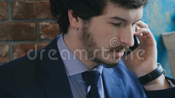 一个男人手机上说话的肖像视频的预览图