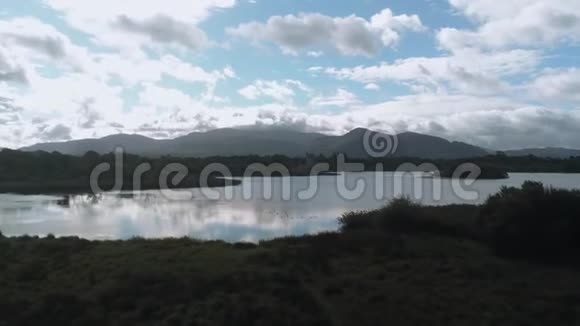 在爱尔兰浪漫湖上空飞行视频的预览图