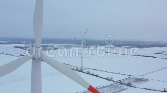 从冬季风力涡轮机的能源生产高度看波兰视频的预览图