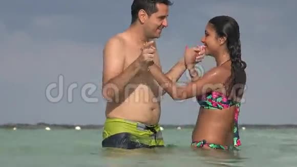 浪漫的男人在度假时亲吻女人视频的预览图