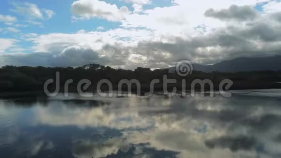 在爱尔兰美丽的湖上进行深层次的飞行视频的预览图