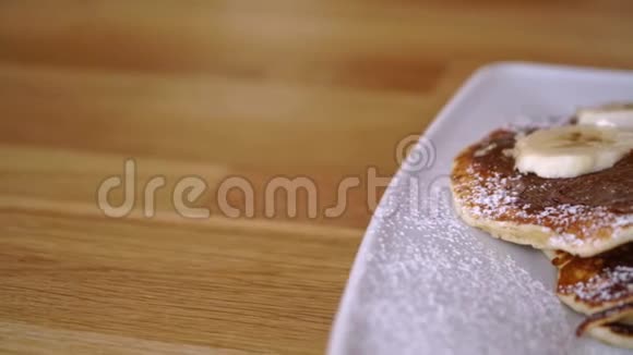 带香蕉和巧克力的煎饼带煎饼的美味早餐视频的预览图