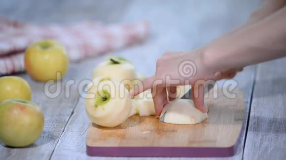 切苹果切片准备烘焙苹果派的原料视频的预览图