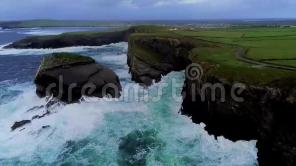 狂野的海水撞击爱尔兰西海岸陡峭的悬崖视频的预览图