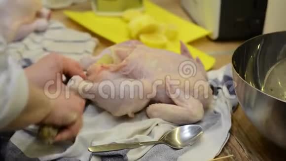 腌制鸡肉进行烘烤视频的预览图