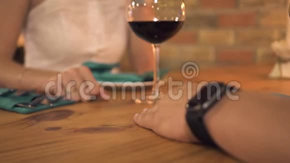 女人触摸男人的手而浪漫的晚餐在晚上的餐厅晚上约会时女性手接触男性手视频的预览图