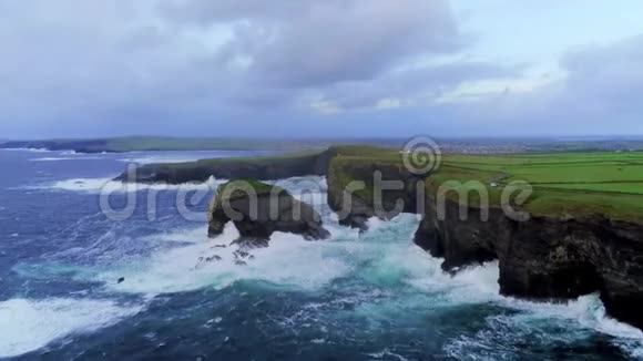 爱尔兰西海岸美丽的基尔基陡峭悬崖鸟瞰视频的预览图