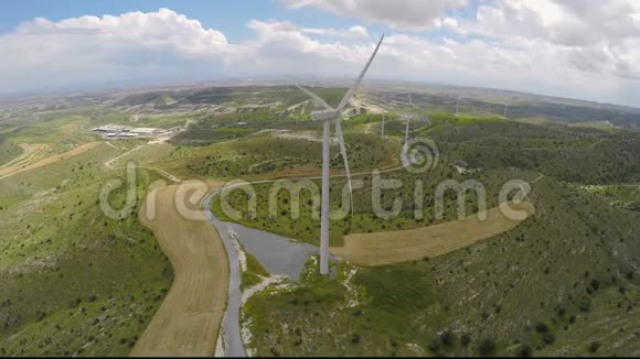 环保风力发电场在不破坏环境的情况下产生纯能源视频的预览图