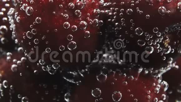 由樱桃和苏打水组成的鸡尾酒视频视频的预览图