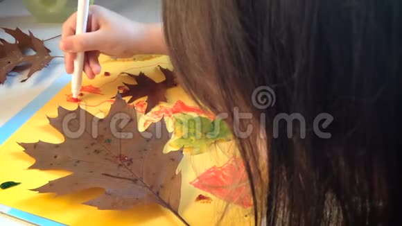 小女孩画秋涂的细节视频的预览图