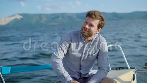 坐在游艇上欣赏海景的男子视频的预览图
