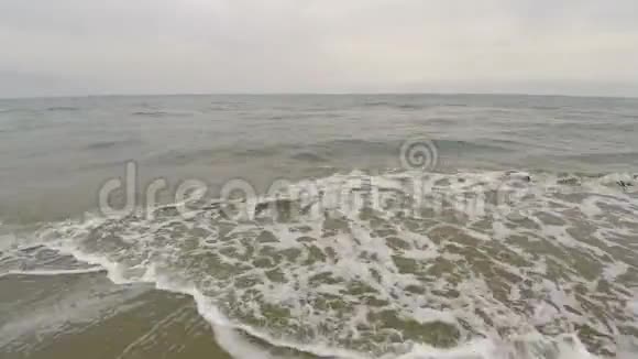 从空中俯瞰海岸线海浪拍打海岸抛撒海藻视频的预览图