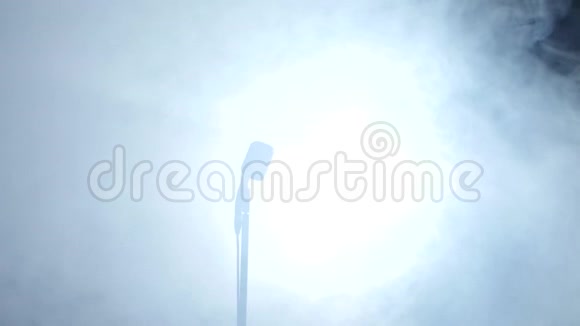 一个年轻的非洲裔美国人从后面的烟雾和白光接近麦克风唱歌视频的预览图