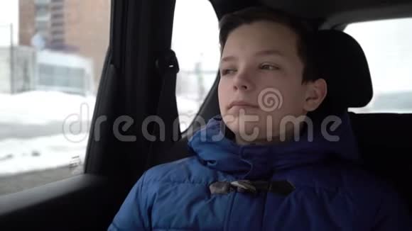 冬天少年从车窗外望去视频的预览图