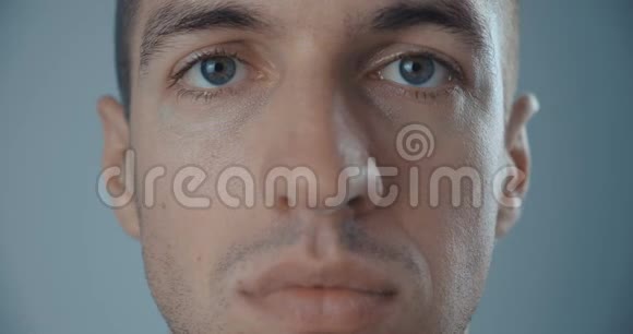 中性背景下年轻人的脸部肖像视频的预览图