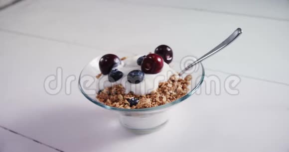早餐提供酸奶梅斯利樱桃和蓝莓视频的预览图