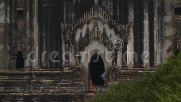 古庙的入口视频的预览图