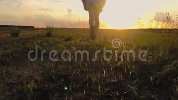 日落后拍摄的可爱少年女孩穿着连衣裙奔跑在绿色草地上120英尺慢速运动视频的预览图
