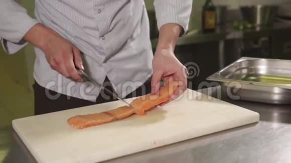 烹饪专家正在把一块新鲜的生鱼片切片放在木板上视频的预览图