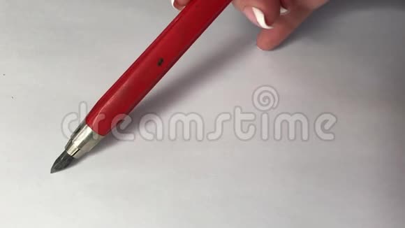 艺术家画一支木铅笔在纸上划一条线视频的预览图