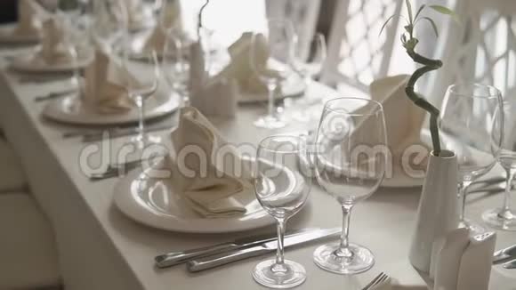 白瓷餐具放在咖啡馆的白亚麻布桌布上视频的预览图