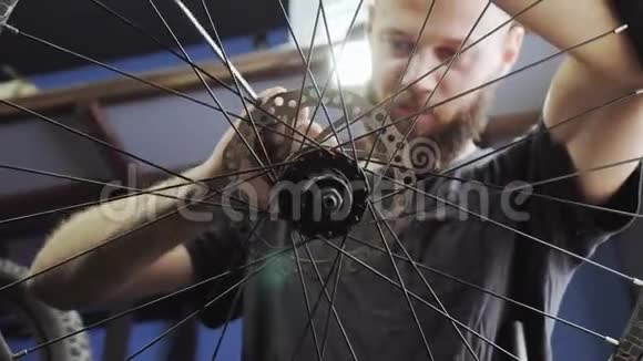 自行车的销售和修理视频的预览图