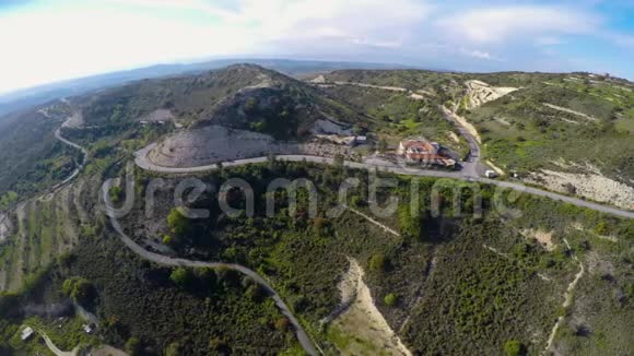 山上游客的唯一路边酒店带橄榄树的梯田丘陵视频的预览图