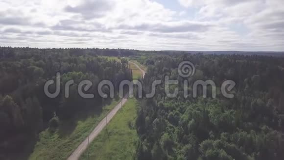 森林和云天地平线上的乡村道路剪辑农村公路旁边的森林里的小房子孤独的生活视频的预览图