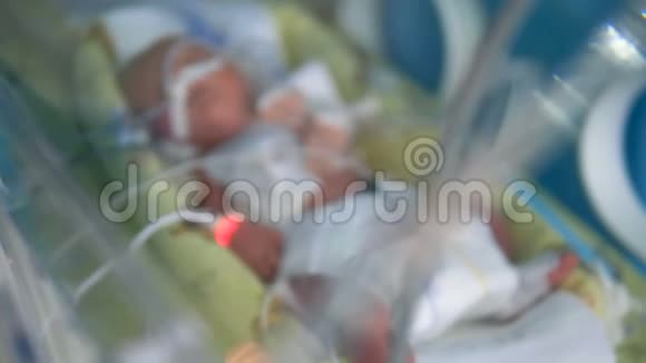 一个婴儿躺在医院的婴儿床里视频的预览图