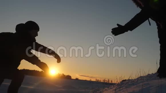 人们互相帮助互相牵着手互相伸展到山顶以征服雪山的顶峰视频的预览图