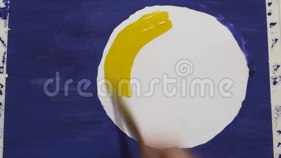 在蓝色背景上画黄色太阳或月亮的过程用颜料水粉视频的预览图