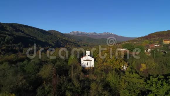 空中无人机在山上保加利亚村的教堂上空保加利亚科普伦视频的预览图
