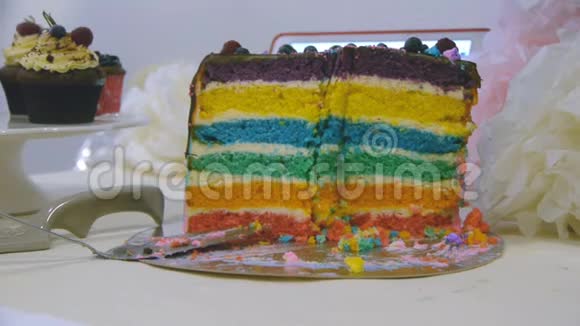 完成彩虹蛋糕与缺失的切片视频的预览图