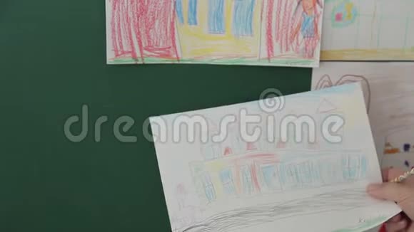 一位老师把一幅画挂在学校董事会上视频的预览图