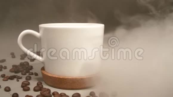 在白杯咖啡上的烟雾视频的预览图