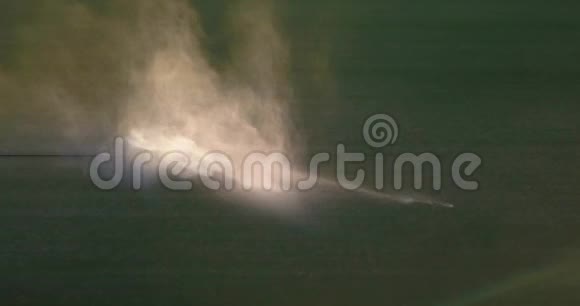 空中飞行在马球场上用大喷头浇草形成彩虹视频的预览图