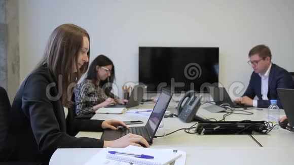 年轻员工在办公桌前工作手提电脑坐在公司里视频的预览图