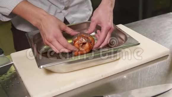 有才华的厨师正在用美味的酱汁和香料制作鱼坯视频的预览图