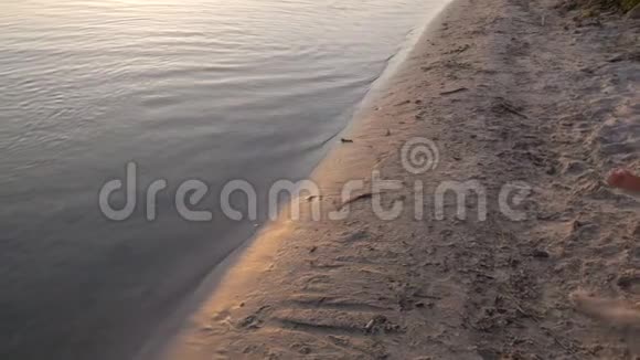 三个孩子在日落时跑到河边慢动作视频的预览图