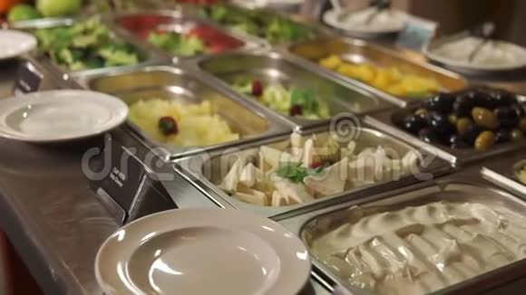 餐厅内有沙拉的自助餐厅菜肴全景视频的预览图