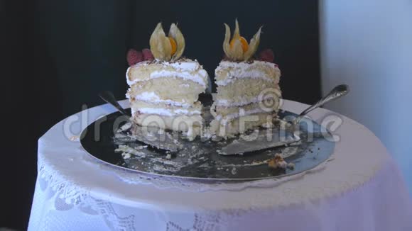 两块生日蛋糕放在一个银托盘上为孩子庆祝生日视频的预览图
