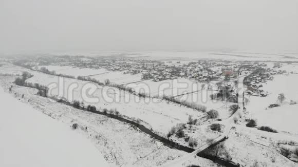 乌克兰乡村的冬天平稳向前飞视频的预览图