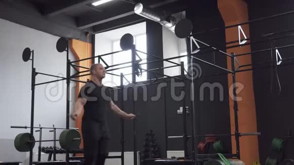 健身男子在健身房做双人跳绳运动视频的预览图