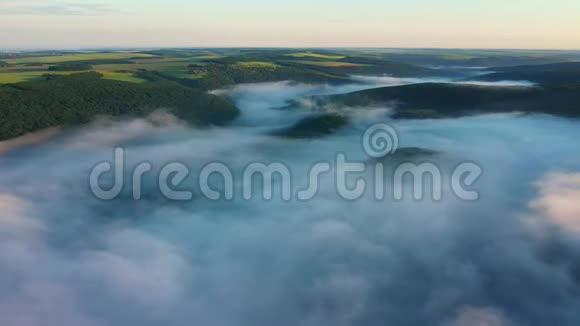 在寒冷的冬天雪和冰在夏天的阳光下在冰岛飞行的空中无人机冰川岩石山脉视频的预览图