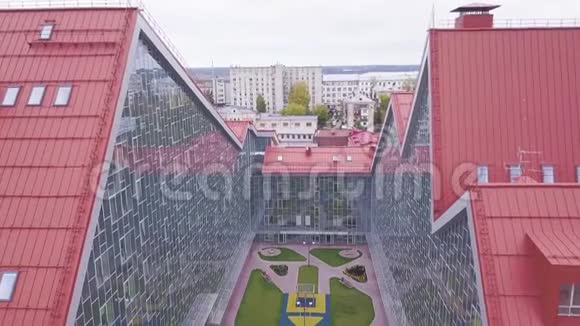在玻璃建筑之间停车剪辑建筑物玻璃立面之间有草坪的休息场所的顶部视图未列入视频的预览图