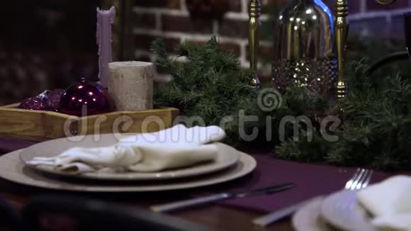 圣诞餐桌上的传统餐具视频的预览图