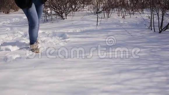 女人的腿在雪地上行走雪天留下脚印视频的预览图