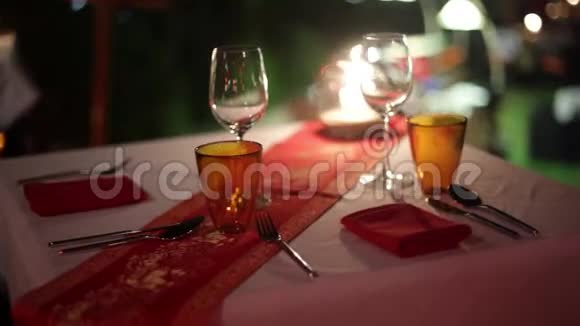 餐桌上端着眼镜餐具放在背景上漂亮的bokeh灯上1920x1080视频的预览图