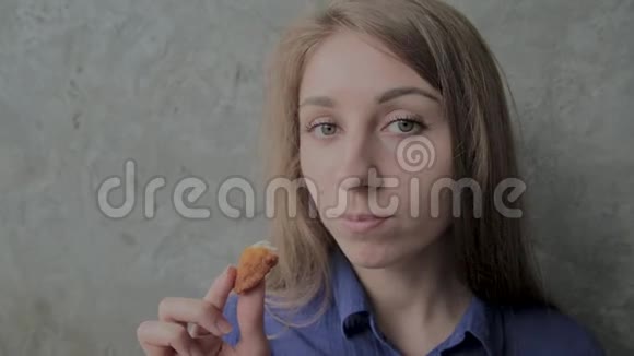 女孩在快餐店吃块视频的预览图