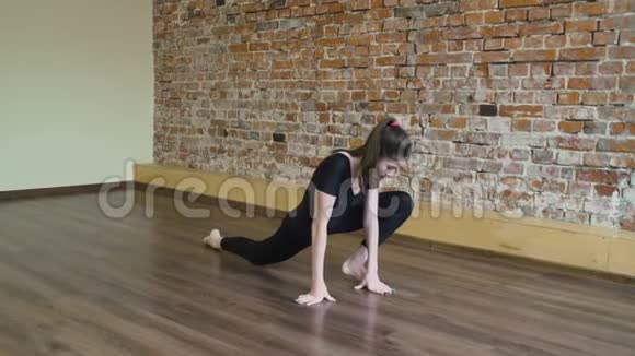 运动健身体操锻炼女孩劈腿视频的预览图